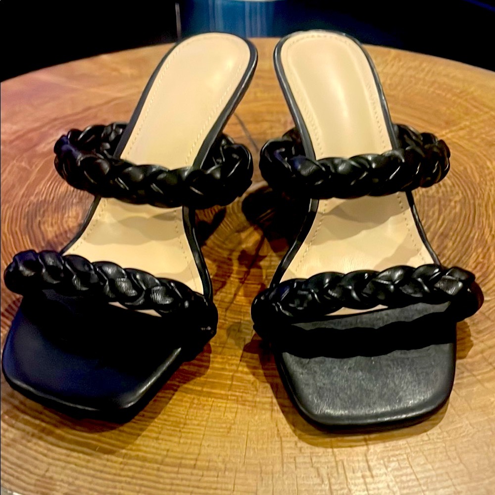 Chic Vegan Black Braided Sandals  8.5M- NWOT